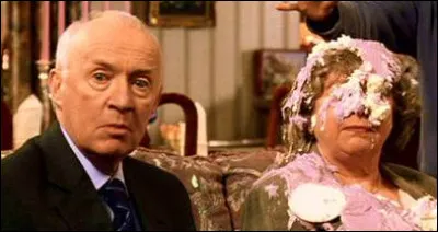 Qui sont les invités des Dursley au début du deuxième film ?