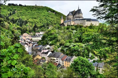 Dans quel pays se trouve Vianden ?