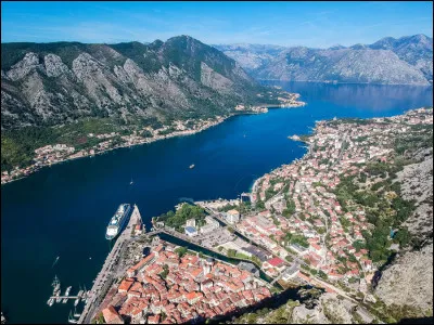 Dans quel pays se trouve Kotor ?