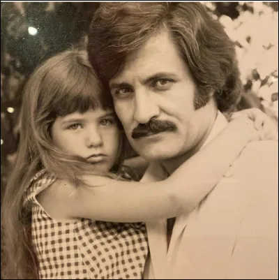 Reconnais-tu la petite fille dans les bras de son père ?