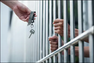 Tu es en prison, que fais-tu en premier ?