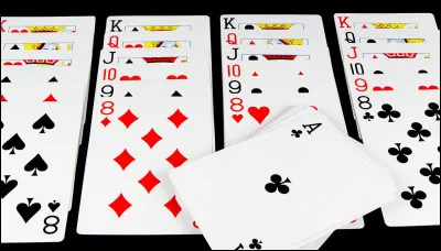 En mathématique, comment appelle-t-on la branche qui consiste à étudier les arrangements possibles d'ensembles finis ?