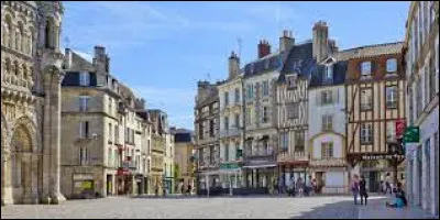 Dans quel département se trouve la ville de Poitiers ?
