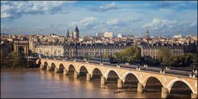 Dans quel département se situe la ville de Bordeaux ?