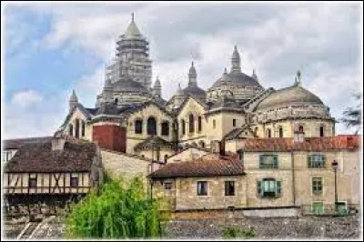 Dans quel département se situe la ville de Périgueux ?