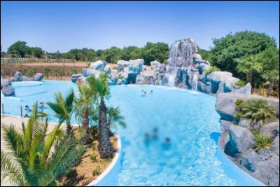 Cet immense bassin est particulièrement destiné aux familles. Il possède une...