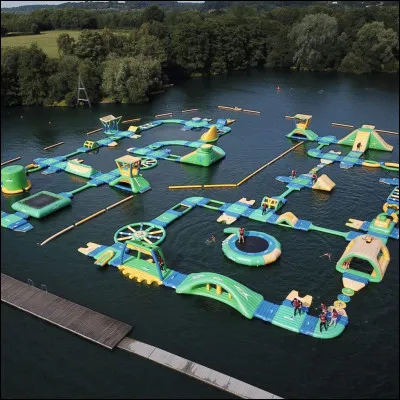 Pour terminer les attractions, vous pouvez jouer à "Interville" sur ce parcours aquatique mais attention à ne pas tomber ! Que signifie "Interville" ?
