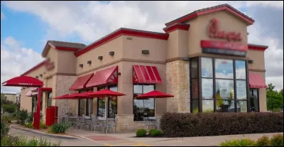 Toute cette dépense d'énergie dans ces attractions donne faim, n'est-ce pas ? Bonne nouvelle ! Nous avons un restaurant. Au menu, burgers, tacos, frites...De quel type de lieu de restauration est-il question ici ?