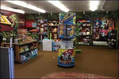 Il est enfin temps pour vous de clôturer cette journée, cela s'est-il bien déroulé ? Pourquoi ne pas faire une halte dans ce magasin pour vous offrir un petit souvenir ? Quelle est la spécialité de cette boutique ?