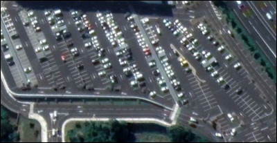 Vous arrivez et garez votre véhicule dans ce grand parking. Il est en réalité celui d'un centre commercial à la Réunion. Quel est le nom de l'enseigne ?