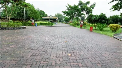 Et vous voilà aux portes du bonheur ! Dans quelques secondes, vous pourrez vous éclater ! Mais quelle surprise, deux petites souris vous accueillent... Savez-vous comment elles s'appellent ?