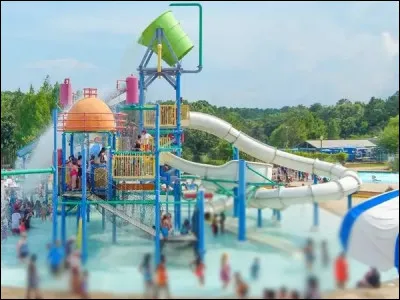 Lui est particulièrement destiné aux enfants qui ne savent pas vraiment nager. C'est un espace de jeux aquatiques et ils ont pied. Que veut dire ce terme ?