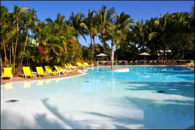 Cette piscine est ouverte à tous. Elle est par ailleurs, munie d'une pataugeoire pour les plus petits et à côté, un bassin plus grand pour les enfants, adolescents et adultes. Qu'est-ce qu'une pataugeoire ?