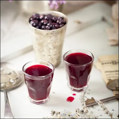 Quelle ville de Bourgogne compte la crème de cassis parmi ses spécialités ?