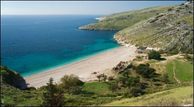 Par quelle mer les côtes du nord-ouest de l'Albanie sont-elles baignées ?