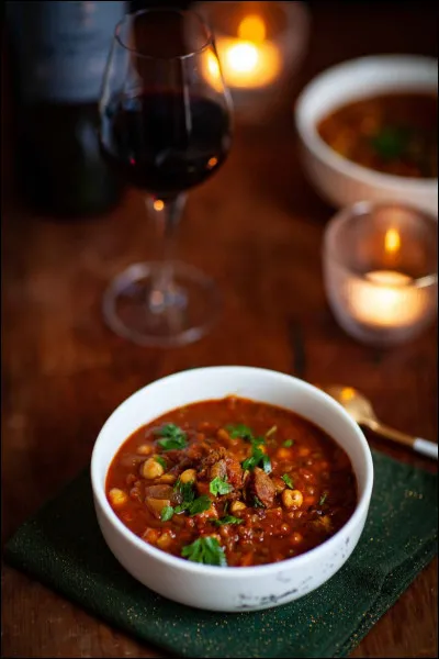 Maghreb : quel est ce plat maghrébin, composé de viande (généralement agneau), tomates, pois chiches, et différentes épices ?