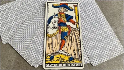 Au tarot, entre quelles cartes se situe le cavalier ?