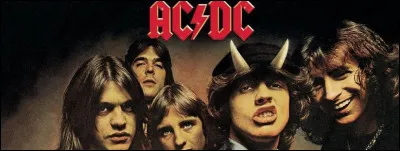Quelle était la tenue de scène du guitariste du groupe AC/DC ?