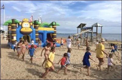 Comment s’appelle la structure de plage encadrée par des adultes ?