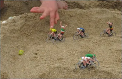 À quoi joue cet enfant ?