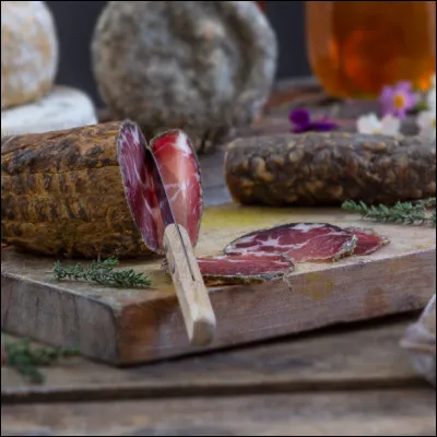 La charcuterie appel&eacute;e "figatellu" est une sp&eacute;cialit&eacute; italienne.