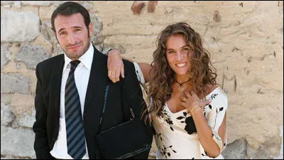 Dans le film "Mariages !" sorti en 2004, Jean Dujardin est mari&eacute;&nbsp;&agrave; Mathilde Seigner.