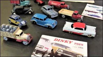 A quelle échelle étaient les célèbres modèles réduits de voitures Dinky Toys ?