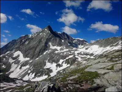 Dans quelle chaîne de montagnes est située la pointe de l'Échelle, sommet de 3 418 mètres d'altitude ?