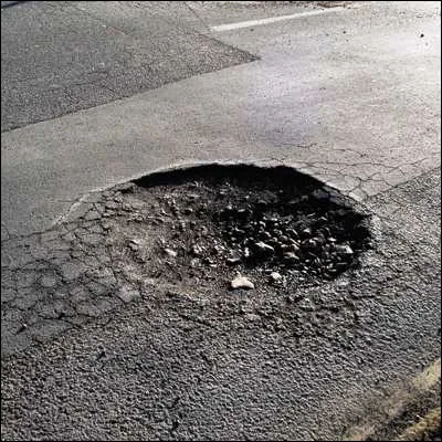 Comment appelle-t-on une cavité dans la chaussée due à leffritement du revêtement routier ?