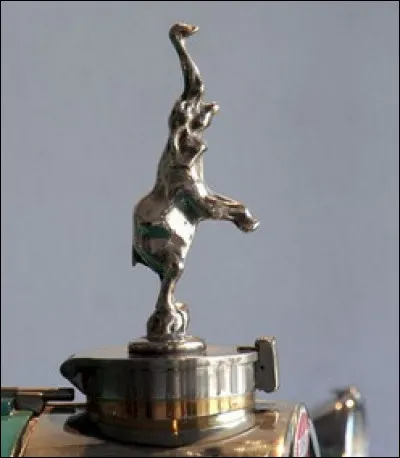 On est presque au cirque. Quelle marque a utilisé cet éléphant dressé sur ses bouchons de radiateurs dans les année 1920 ?