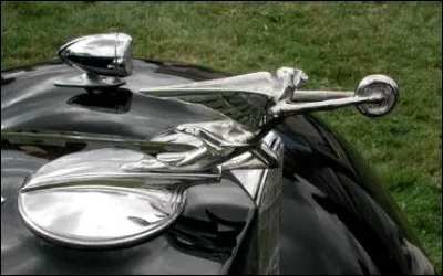 Icare tenant une roue est l'emblème du constructeur ...