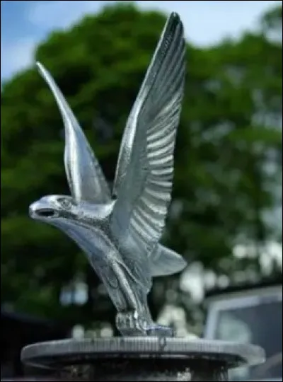 L'envol de l'aigle est l'emblème d'un constructeur anglais. Lequel ?