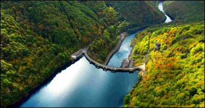 Sur quelle rivière sont édifiés les 5 barrages de Chastang, de Bort-les-Orgues, de Marèges, de l'Aigle et du Sablier ?