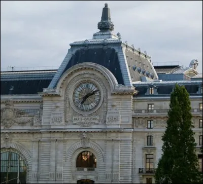 Quel monument parisien porte sur sa façade l'inscription "Paris-Orléans" ?