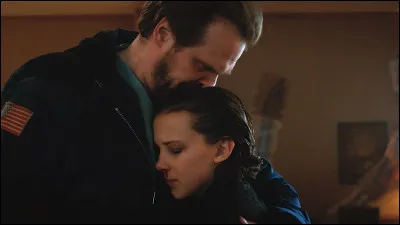 Dans quelle saga/série y a-t-il un policier qui travaille dans un camp russe ?