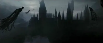 Quels êtres Poudlard est-il obligé d'engager à cause du prisonnier d'Azkaban ? (mis à part les Détraqueurs)