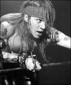 Durant quelle chanson chante-t-il :  We do we go, we do we go now  ?