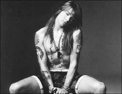 Souvent, lors des concerts, il porte...