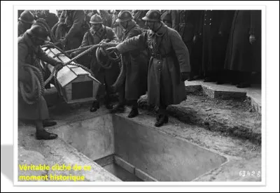 C'est l'une des sépultures les plus célèbres de Paris dont on vient de marquer le centième anniversaire. Quel évènement historique a été inauguré le 28 janvier 1921 sous l'Arc de Triomphe à Paris ?