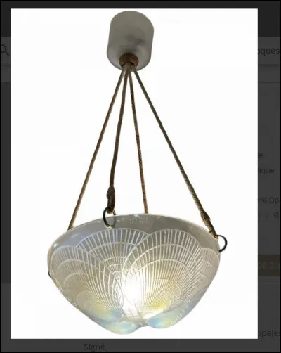 Elle a vu le jour en Alsace en 1921 la manufacture de Wingen-sur-Moder. Ses créations sont mondialement célèbres comme ses suspensions "coquilles", ses vases en verre opalescent et ses bijoux ornés de pierres précieuses etc. Quel est le nom de cet illustre fondateur dont les &oelig;uvres uniques sont présentées dans des dizaines de musées à travers le monde ?