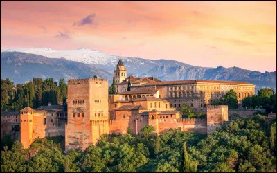 Monument : dans quelle ville pourrez-vous admirer l'Alhambra ?