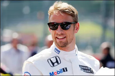Jenson Button entame sa cinqui&egrave;me saison avec McLaren. Cette ann&eacute;e, l'&eacute;curie de Woking renoue son partenariat avec Honda comme motoriste et Button doit courir avec le "GP2 engine" fournit par ces derniers. Quel num&eacute;ro se trouve sur sa monoplace ?
