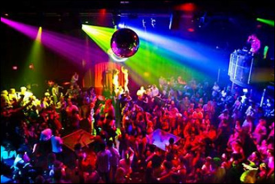 Tu dois trouver une tenue pour ta soirée.