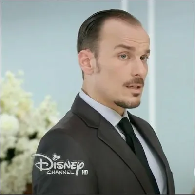 Comment s'appelle le secrétaire personnel de madame Benson ?