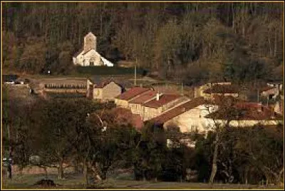 Nous partons dans le Grand-Est, à Tilleux. Petit village de 61 habitants, dans l'aire d'attraction Néocastrienne, il se situe dans le département ...
