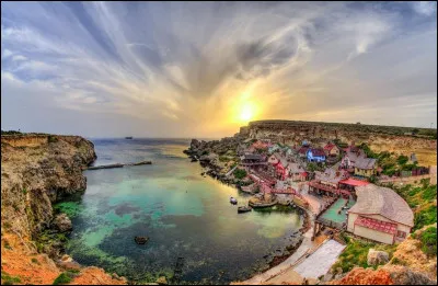 Comment s'appelle l'ensemble de maisonnettes en bois situé à Anchor Bay, dans le nord-ouest de l'île de Malte ?