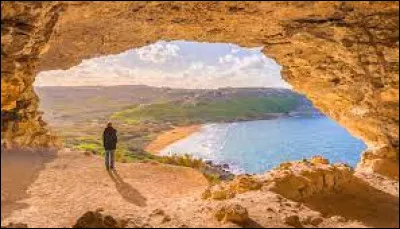 L'endroit est connu pour les vestiges des temples néolithiques de Ġgantija, ses sentiers ruraux de randonnée, ses plages et ses sites de plongée sous-marine. Où sommes-nous ?