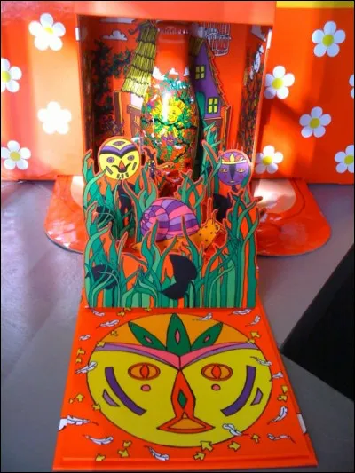 Quel chanteur a dessiné, avec sa sur, ce modèle de bouteille Coca-Cola ?