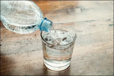 Quelle eau minérale française fut la première à avoir des bouteilles en plastique ?