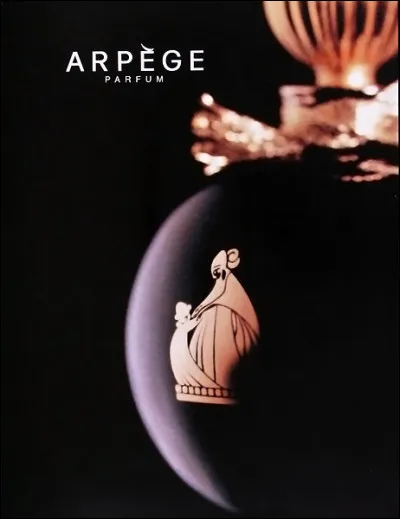 A qui doit-on cette bouteille de parfum en forme de boule noire ?